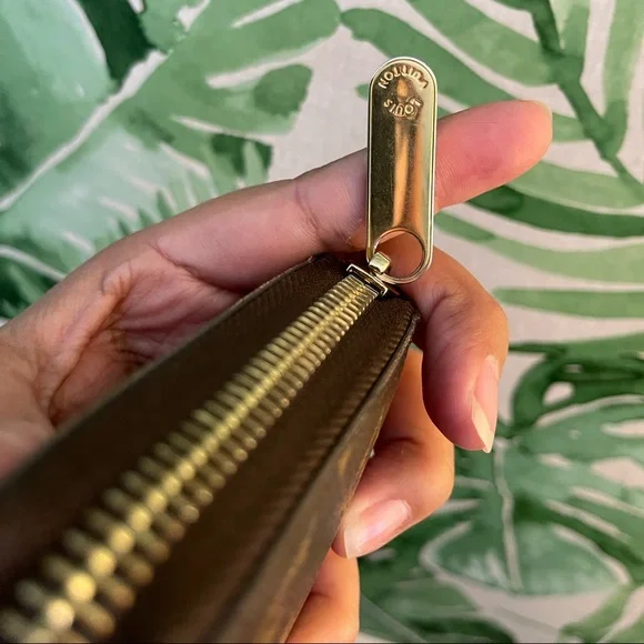 S O L D LV Zippy Wallet - Picture 4 of 9